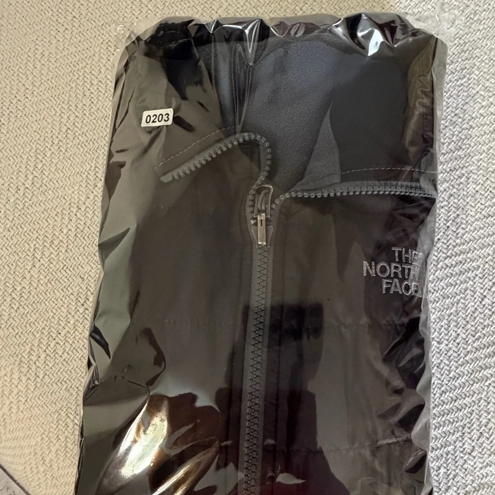The North Face Men’s Reversible Puffer Fleece Vest Black/Grey Size: Small